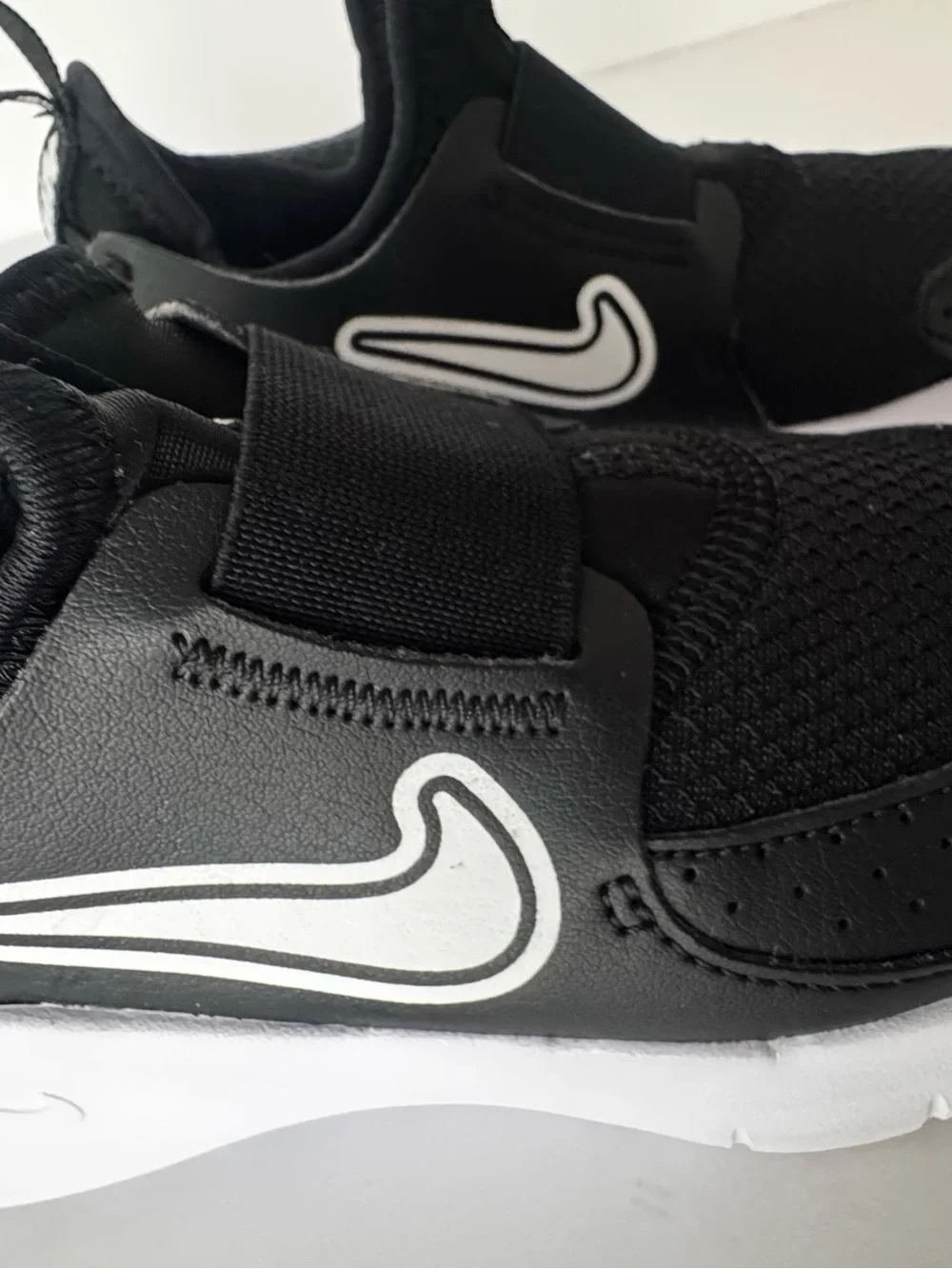 Nike Flex Runner 3 Toddler Size 10C Black White Slip-On Running Shoes FN1449-001